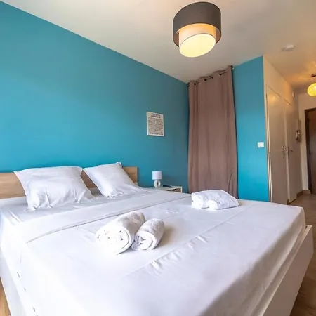 Studio For 2 People In Downtown Apartment *